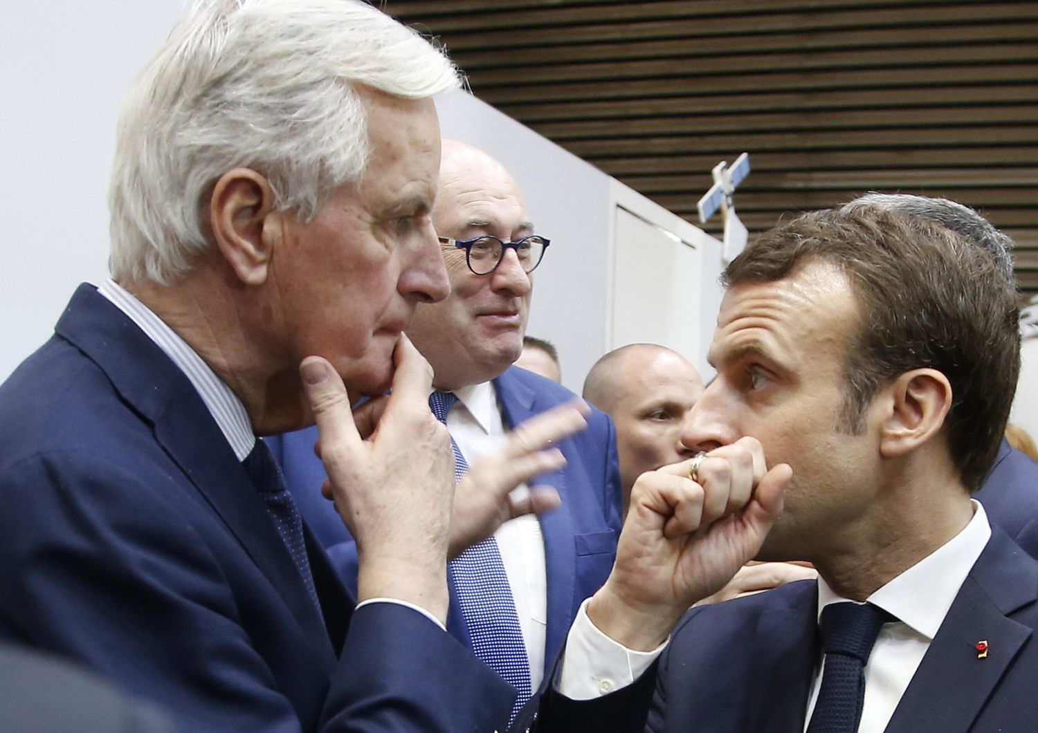 Michel Barnier ed Emmanuel Macron