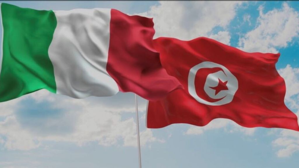 Les drapeaux d'Italie et de Tunisie