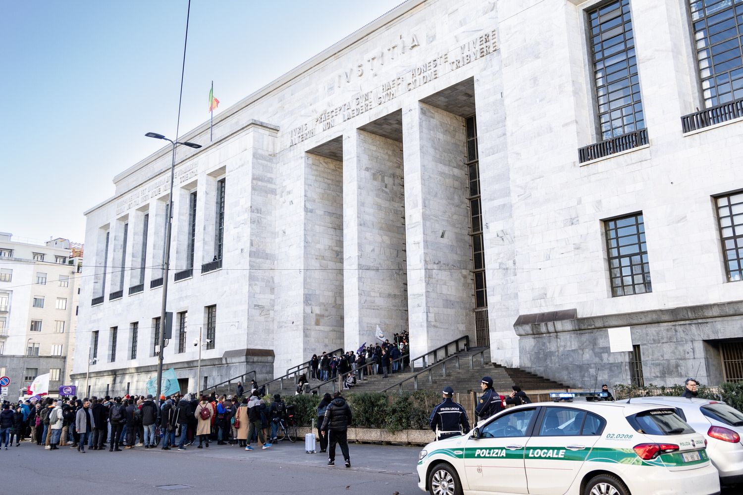 "Non ha soccorso la donna perchè turbato dall'incidente". Il gip concede i domiciliari all'autista del camion