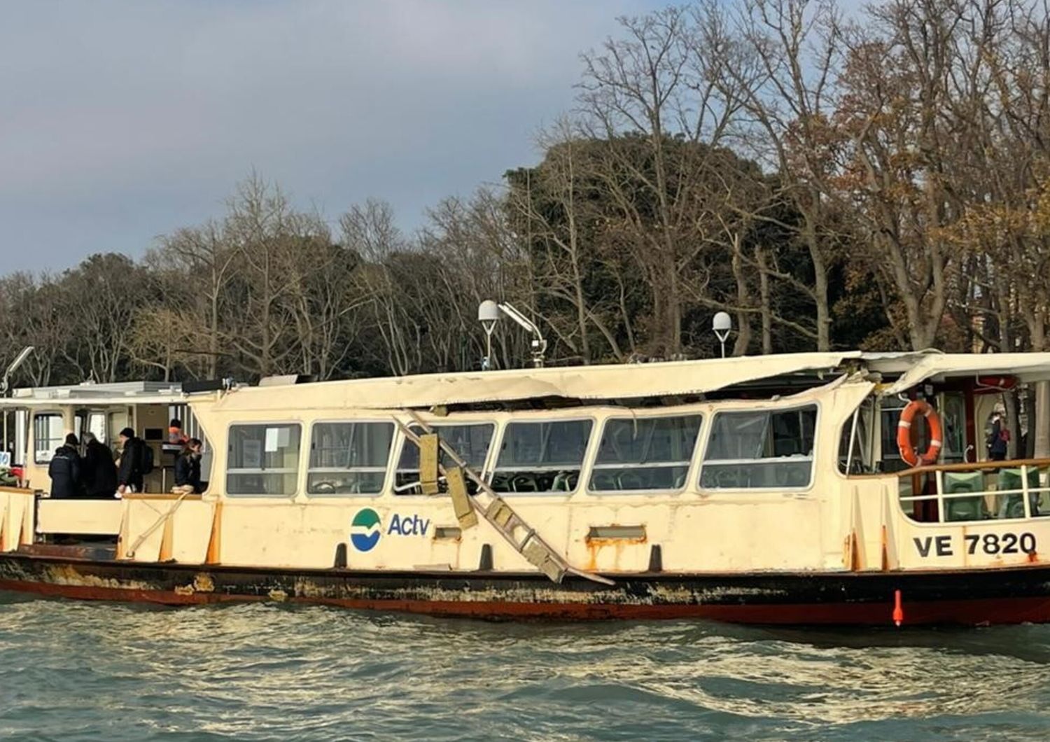 Scontro a Venezia tra una motonave e un vaporetto