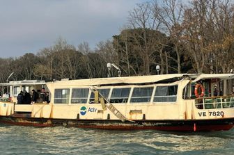 Scontro a Venezia tra una motonave e un vaporetto