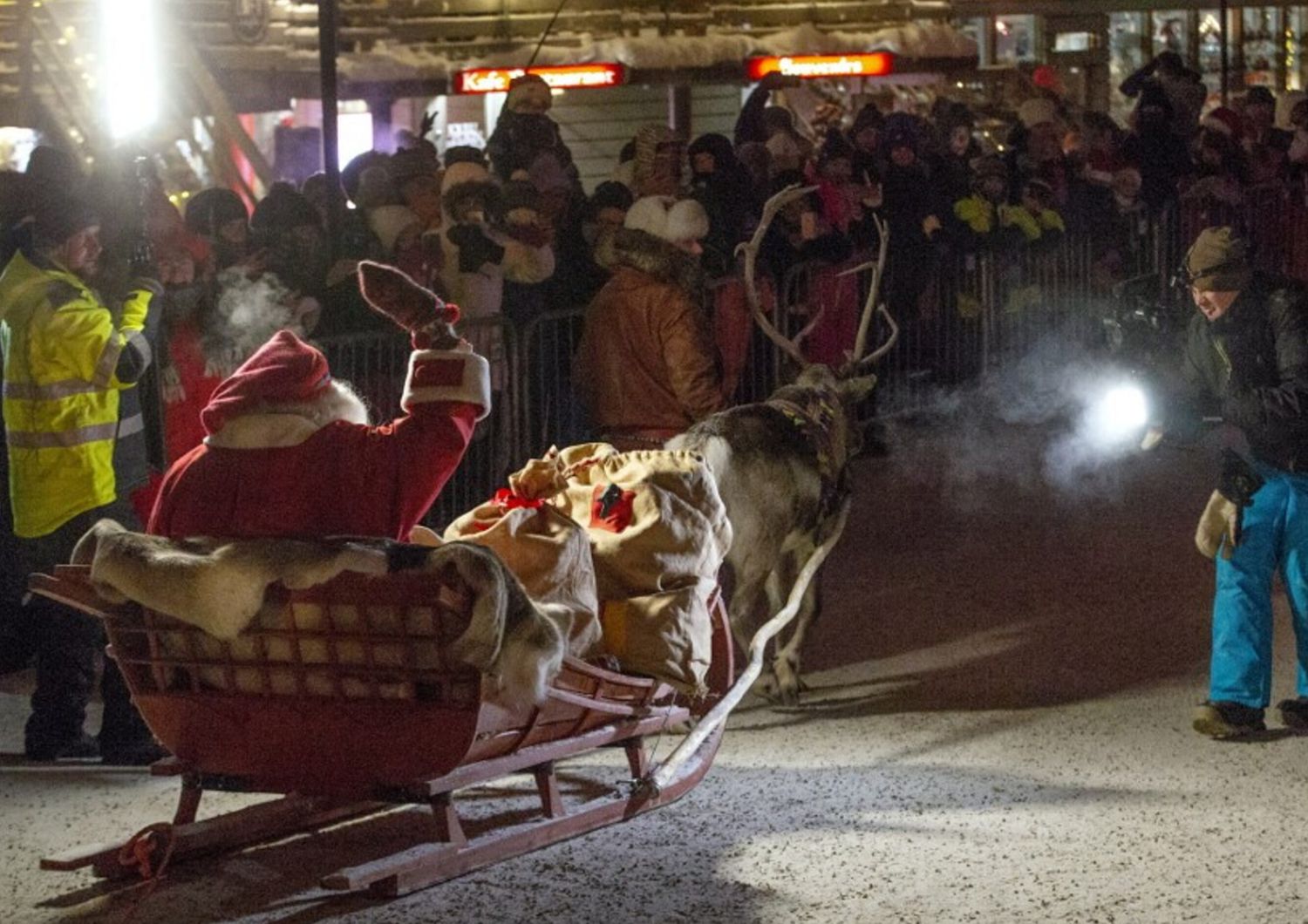 L’overtourism è arrivato anche a casa di Babbo Natale