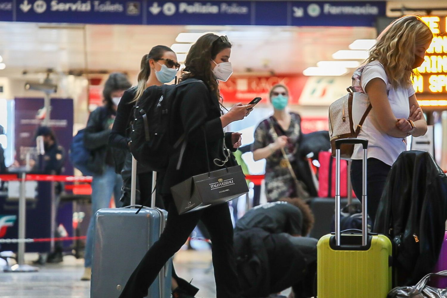 A Natale si spenderà di più: +3,5% per il cenone e +2% per i regali