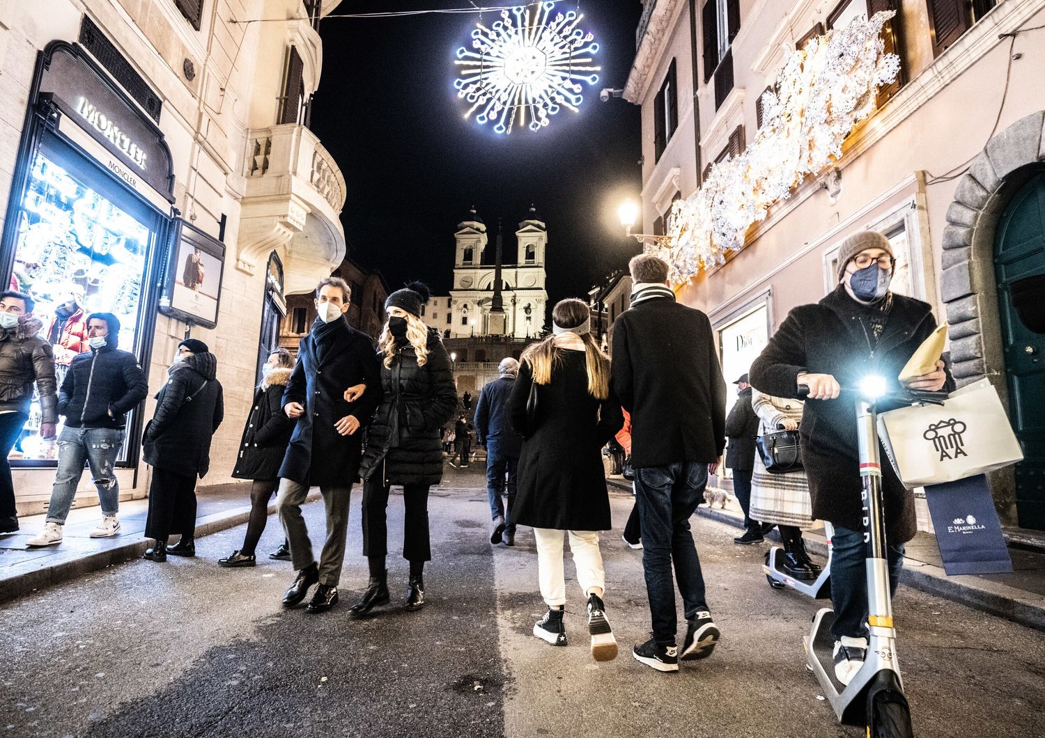 Il Papa contro il consumismo: "A Roma vedo uno shopping sfrenato"