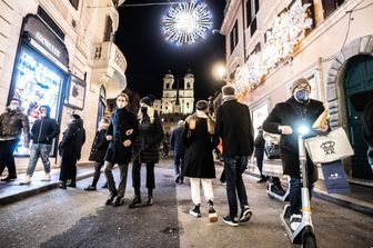 Il Papa contro il consumismo: "A Roma vedo uno shopping sfrenato"