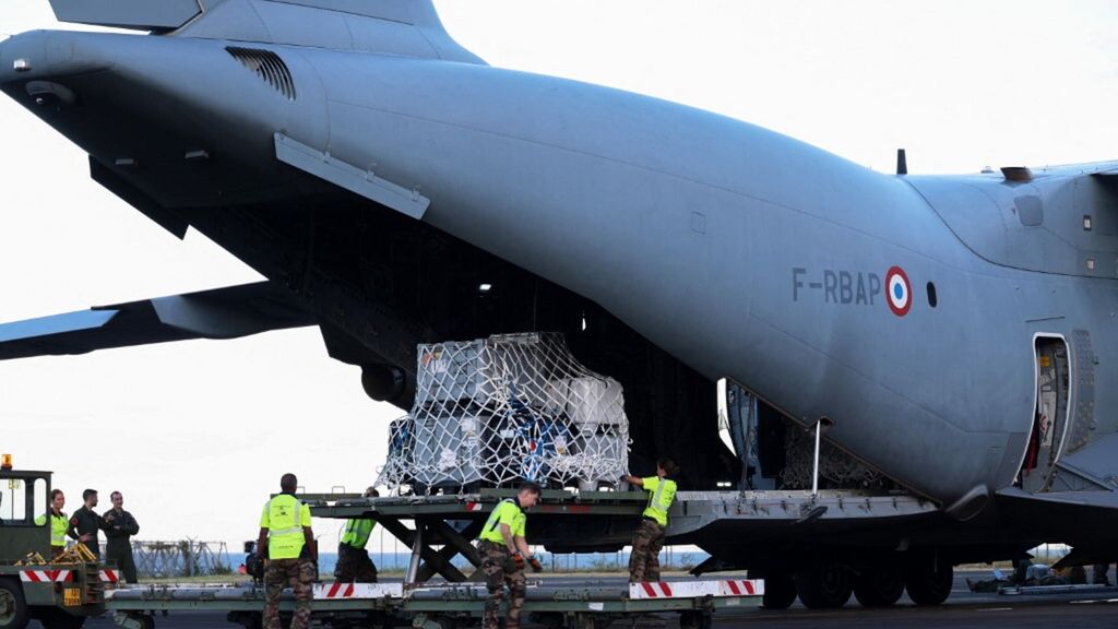 Primo areo di aiuti arrivato a Mayotte