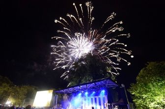 &nbsp;Fuochi d'artificio e festeggiamenti &nbsp;al Nord Hagley Park di Christchurch in Nuova Zelanda (foto Afp)