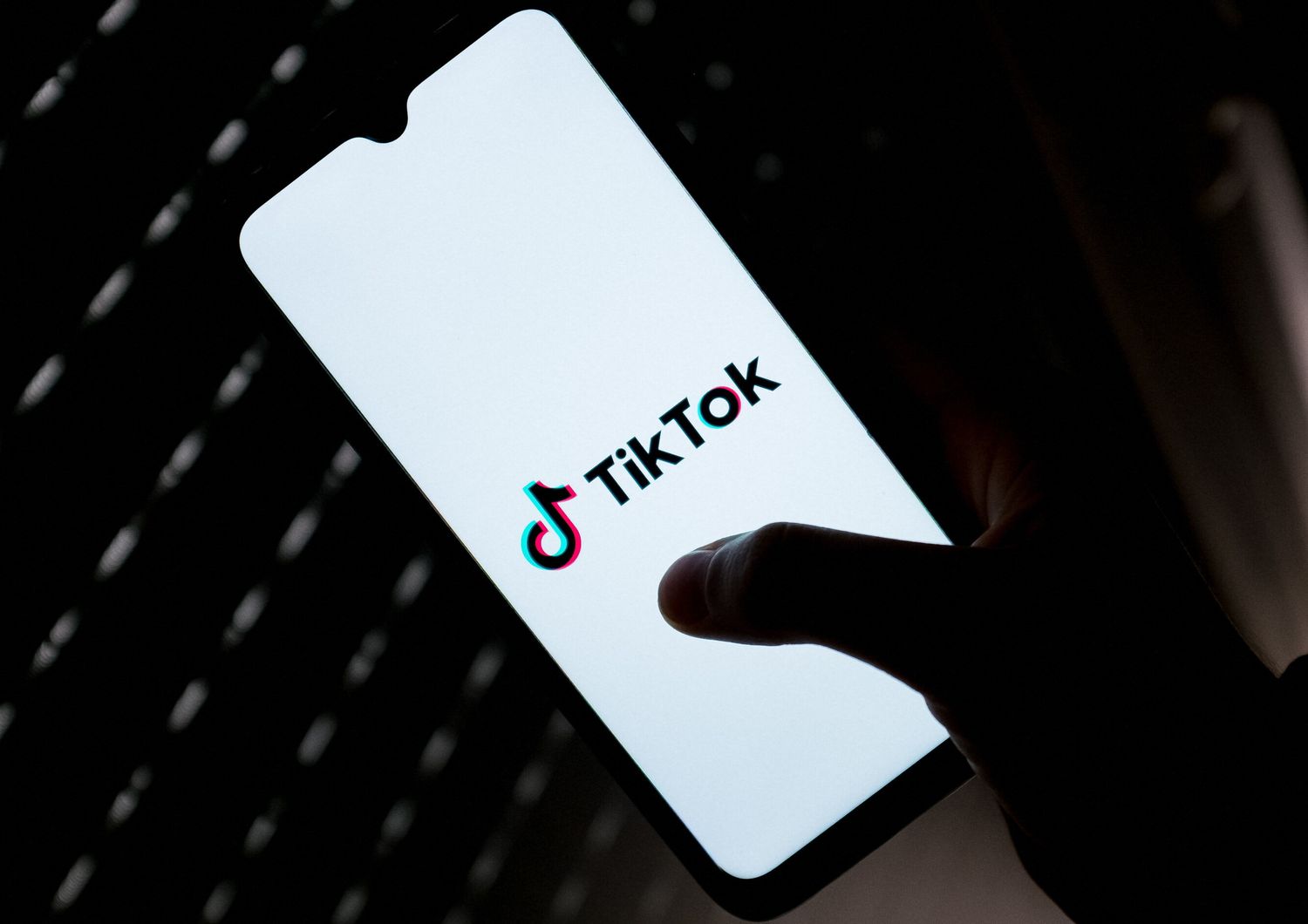 TikTok inquina più della Grecia, uno studio spiega perché