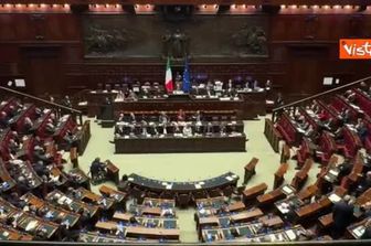 Schlein risponde con gesto della mano quando Meloni parla validità progetto immigrati in Albania