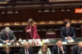 Meloni vestita in rosso (quasi natalizio) in Aula a Montecitorio per il suo discorso