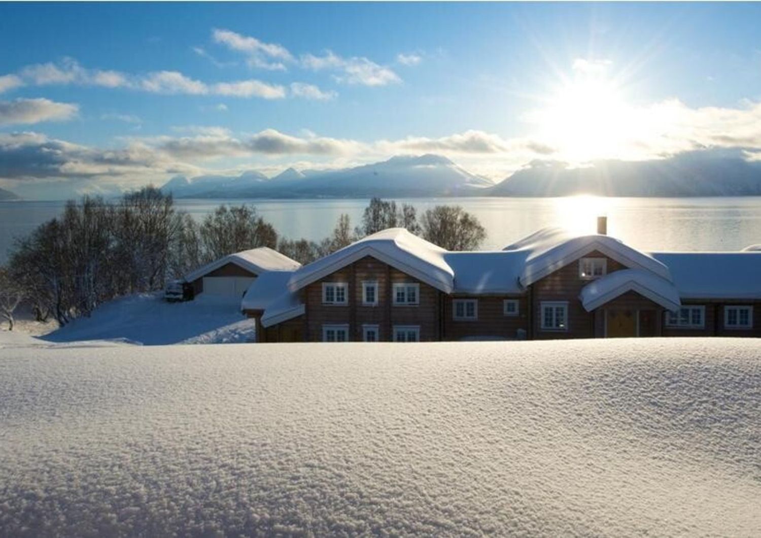 Il Lyngen Lodge si trova sulla sponda del fiordo di Lyngen in Norvegia, in una posizione super isolata sulle montagne di Lyngen, a 300 chilometri a nord del circolo polare artico. Questo lodge rustico e' &nbsp;in legno di pino norvegese ed ha un tetto di erba&nbsp;