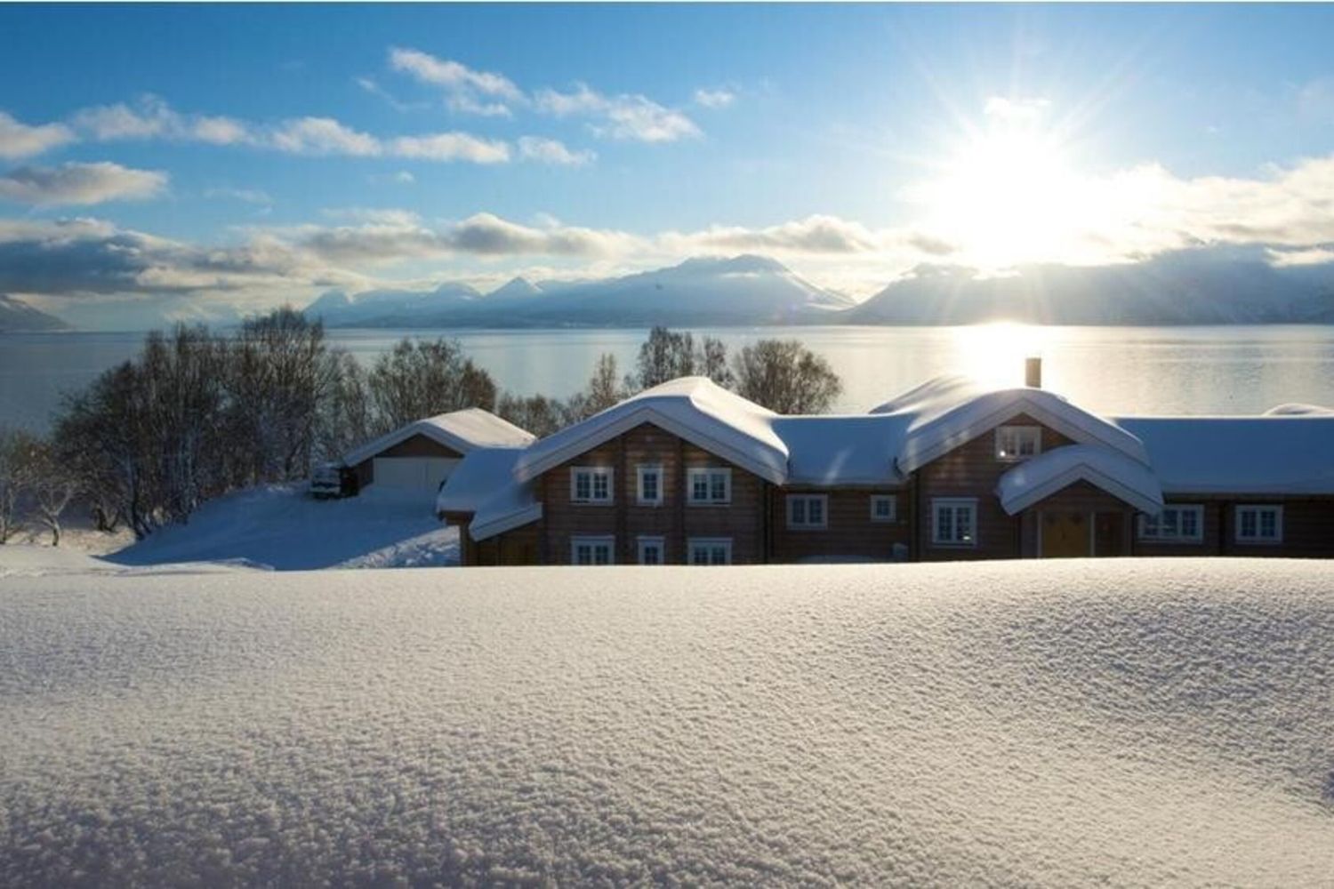 Il Lyngen Lodge si trova sulla sponda del fiordo di Lyngen in Norvegia, in una posizione super isolata sulle montagne di Lyngen, a 300 chilometri a nord del circolo polare artico. Questo lodge rustico e' &nbsp;in legno di pino norvegese ed ha un tetto di erba&nbsp;