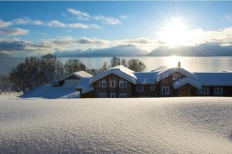 Il Lyngen Lodge si trova sulla sponda del fiordo di Lyngen in Norvegia, in una posizione super isolata sulle montagne di Lyngen, a 300 chilometri a nord del circolo polare artico. Questo lodge rustico e' &nbsp;in legno di pino norvegese ed ha un tetto di erba&nbsp;