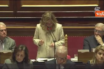 Meloni: "A Salvini va la solidarietà di tutto il Governo". Standing ovation del centro-destra