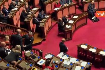 Bagarre in Aula al Senato tra Meloni e M5s, Lichieri si auto sospende e esce sbracciandosi