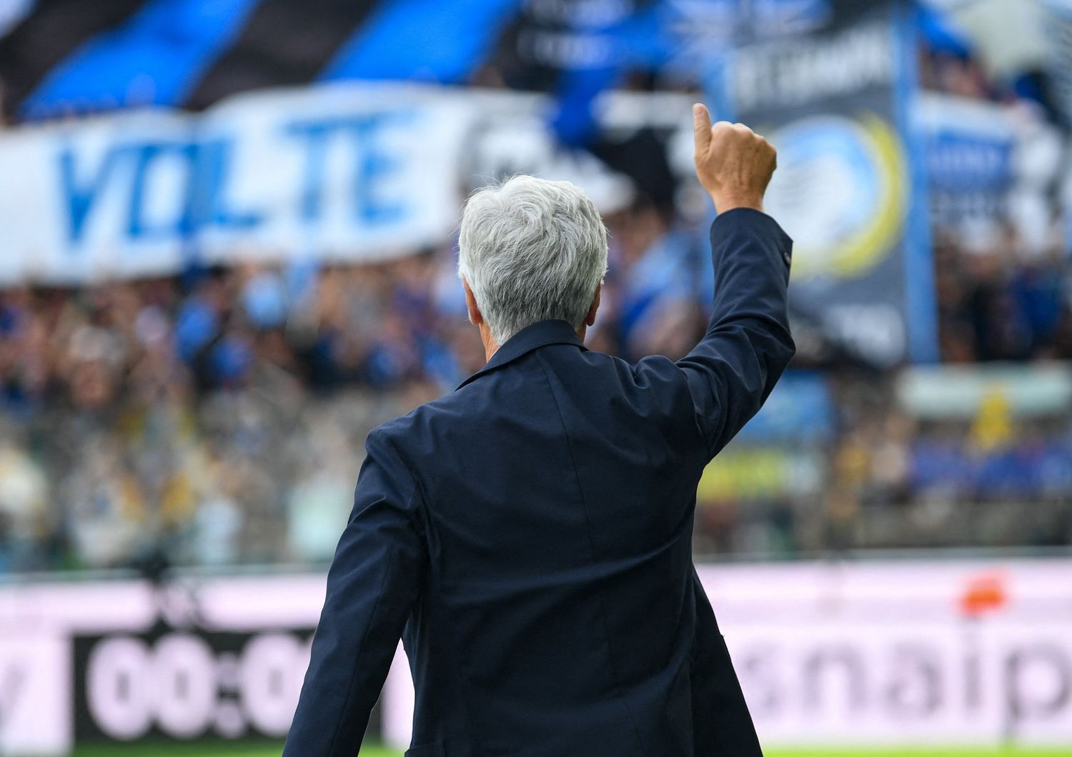 Gasperini saluta la curva dell'Atalanta