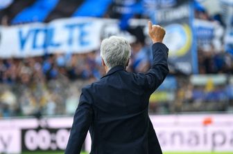 Gasperini saluta la curva dell'Atalanta