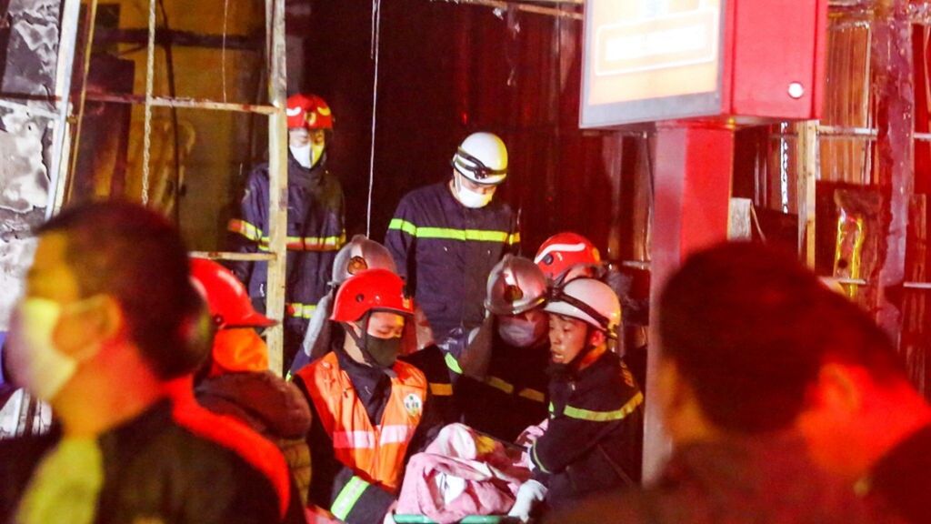 Bar-karaoke distrutto da un incendio ad Hanoi