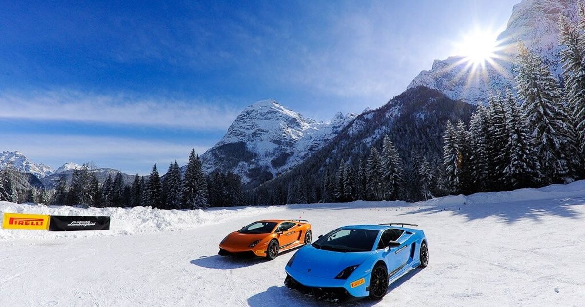 Cosa ci fanno due Lamborghini sulle Dolomiti e perché il CAI protesta