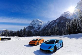 montagna auto di lusso lamborghini sulle dolomiti proteste