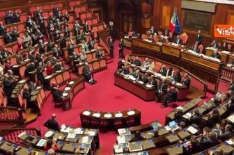 Total white, il look di Giorgia Meloni in Aula al Senato per l’informativa sul Consiglio Europeo