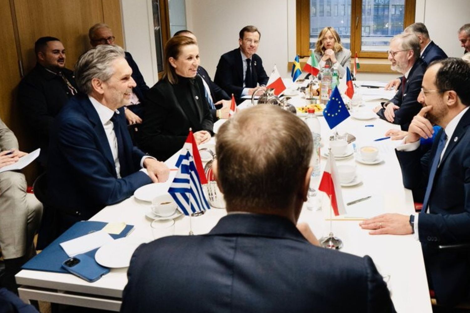 Meloni propose des solutions innovantes aux partenaires européens sur les migrants et les rapatriements.