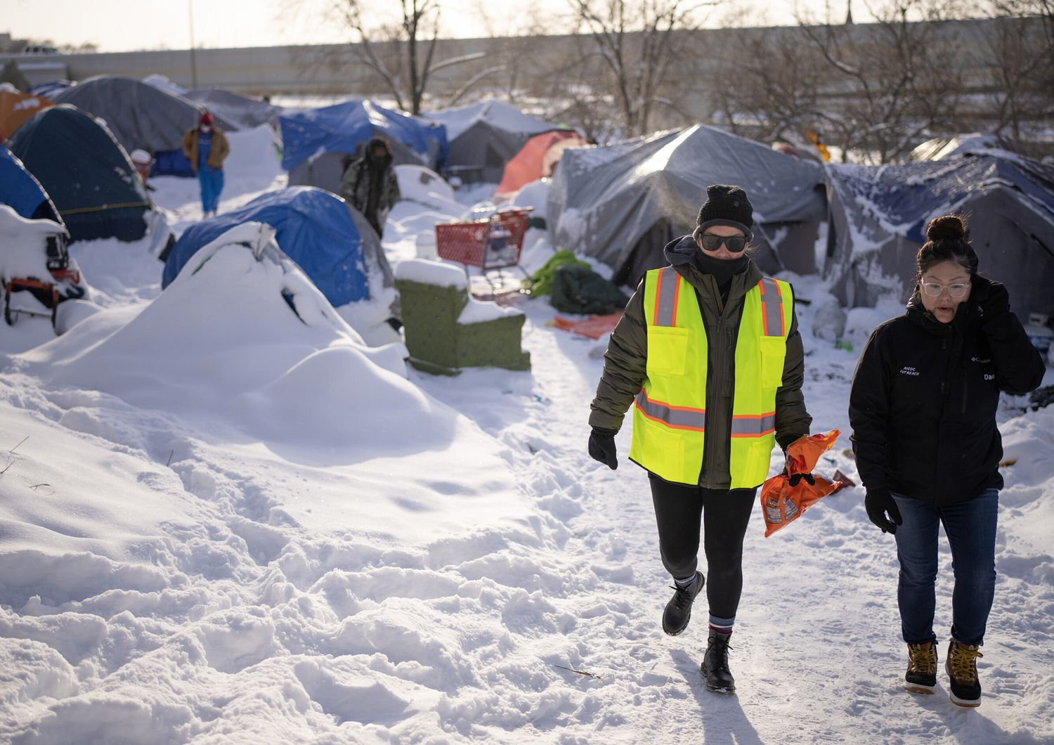 Volontari distribuiscono cibo e scaldamani in un rifugio di senzatetto a Minneapolis