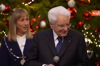 Mattarella ai bambini dell'Ospedale Bambin Gesu: "Buon Natale! Non aspettate me per aprire i doni"