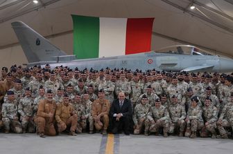 Crosetto con  l'Italian National Contingent Command Air/Task Force Air Kuwait