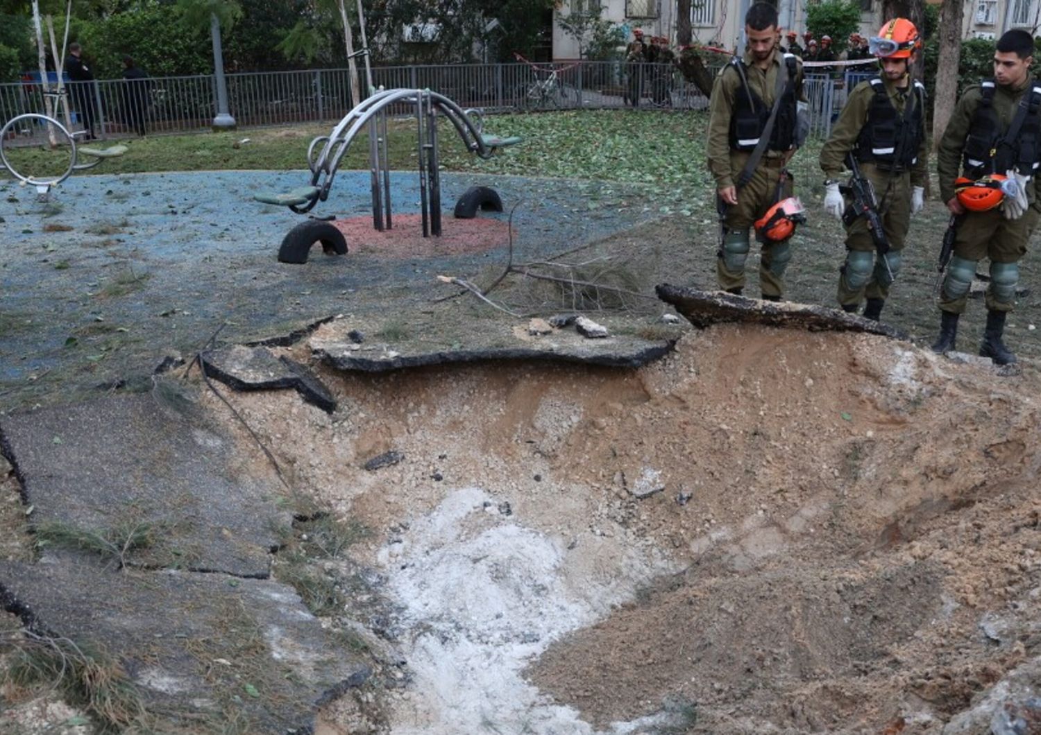 Missile Houthi lascia un cratere nel parco giochi di un asilo a Tel Aviv