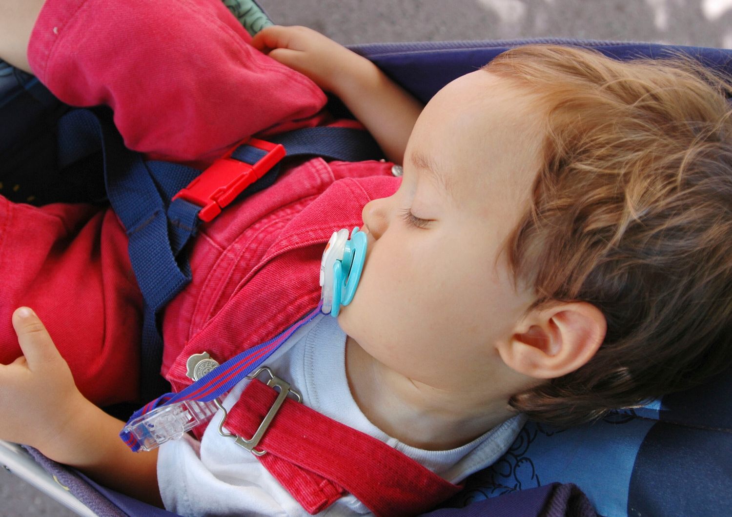 Un bambino sul seggiolino di un'auto