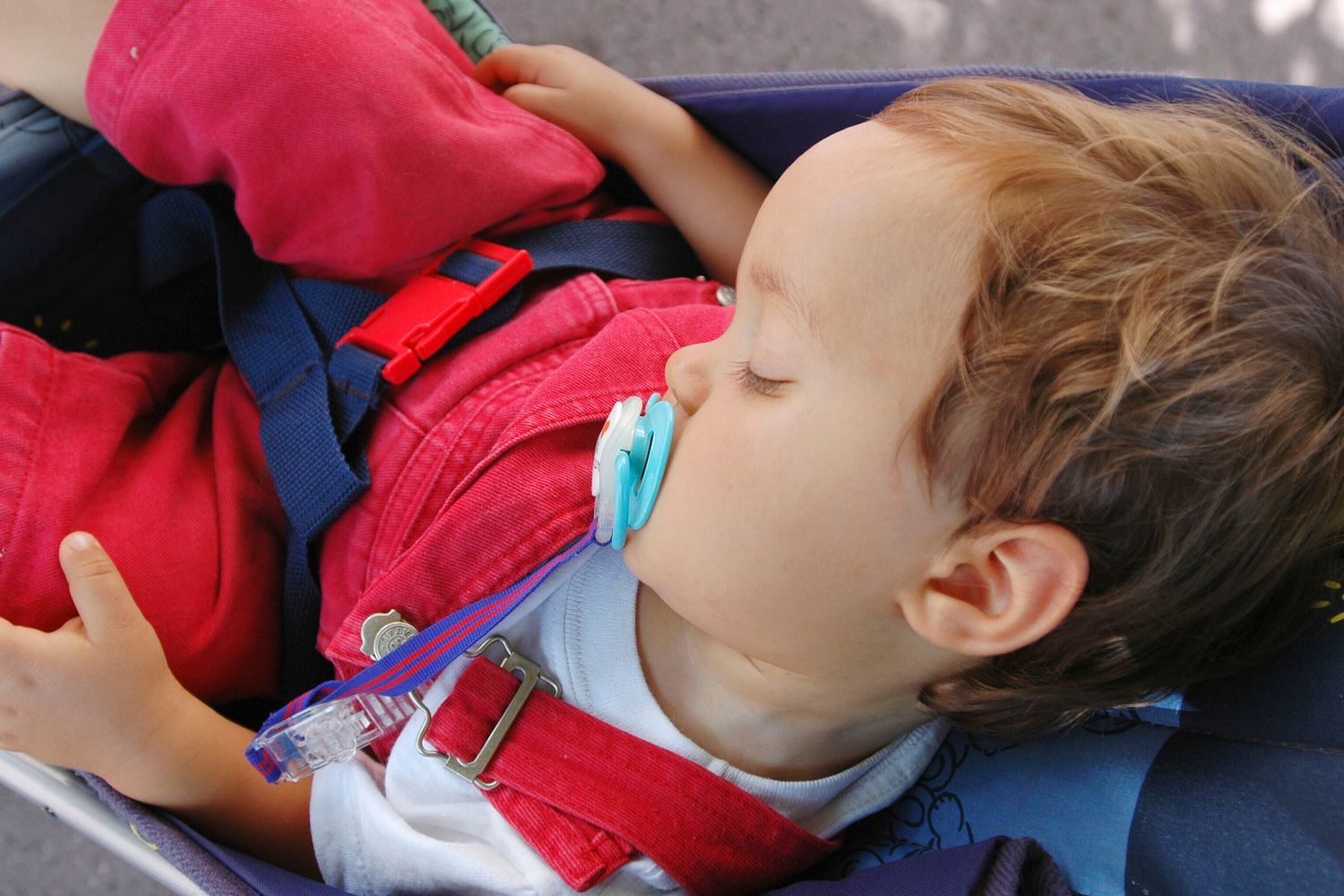 Un bambino sul seggiolino di un'auto