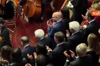 Standing ovation Aula Senato per il Presidente Mattarella a Concerto di Natale, il saluto con Muti