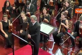 Riccardo Muti entra in Aula al Senato per dirigere il concerto di Natale, la standing ovation