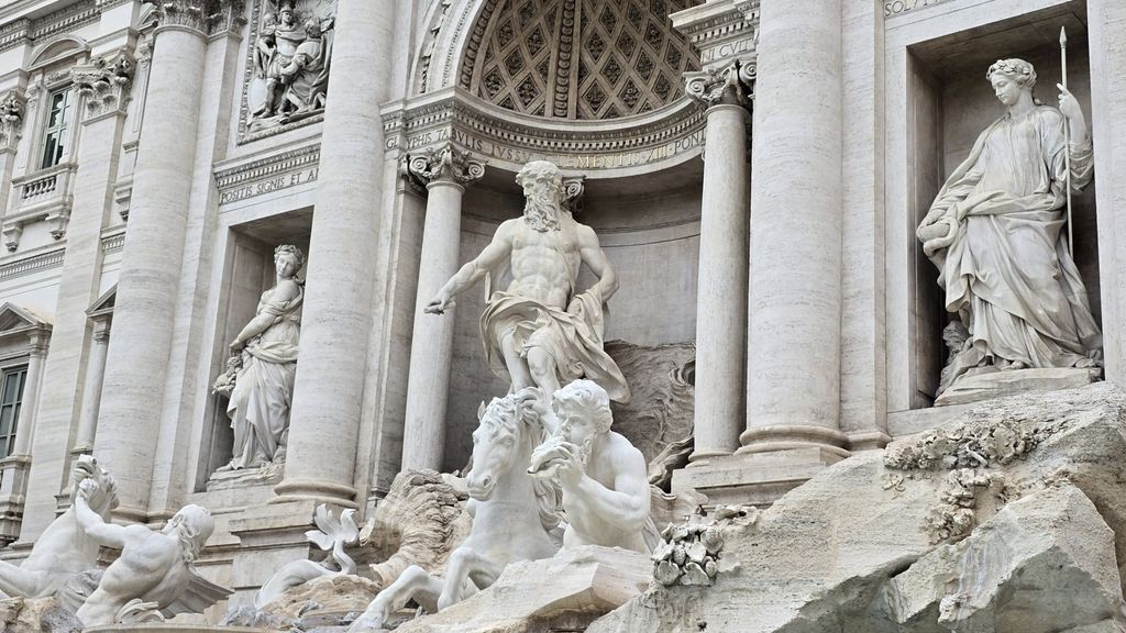 Riapre Fontana di Trevi. Massimo 400 persone alla volta, ecco come appare dopo i lavori