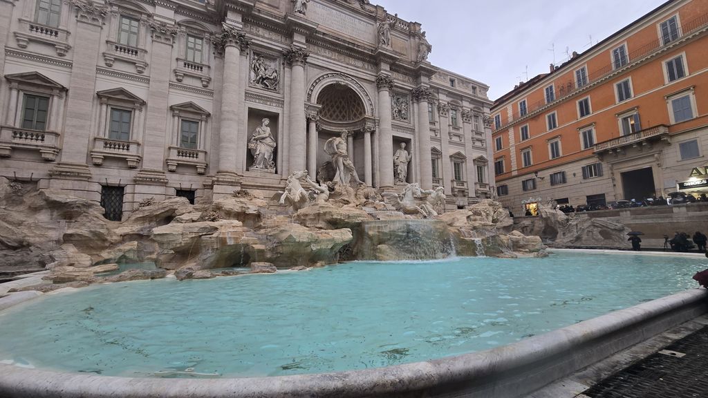 Riapre Fontana di Trevi. Massimo 400 persone alla volta, ecco come appare dopo i lavori