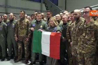 I selfie di Meloni con i soldati italiani di base in Lituania