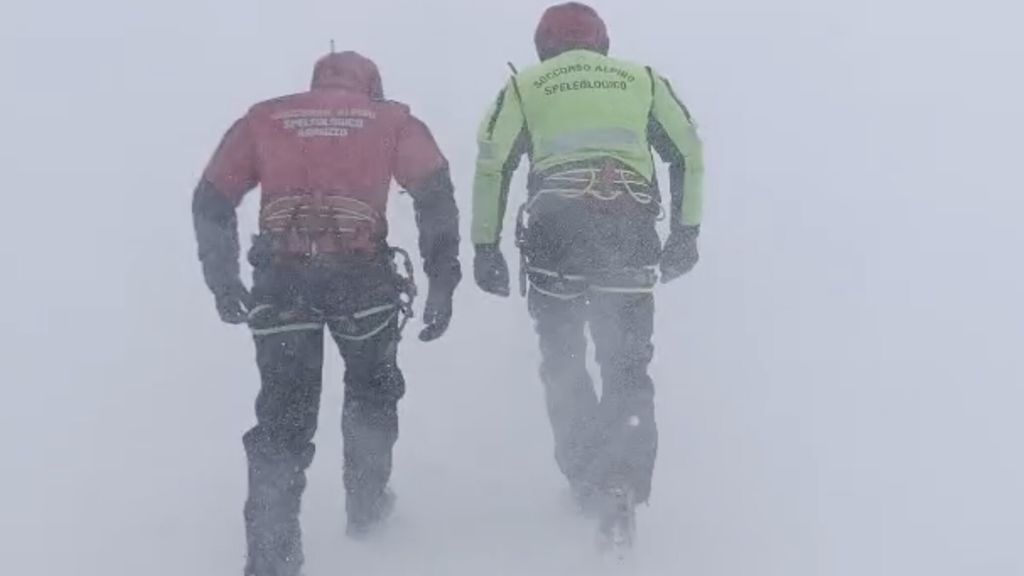 Sospese le ricerche degli escursionisti bloccati sul Gran Sasso, condizioni meteo proibitive