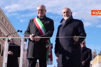 Gualtieri taglia il nastro tricolore all'inaugurazione di Piazza Pia a Roma