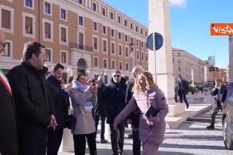 Il bacio di saluto tra Meloni e Salvini dopo il processo OpenArms all'inaugurazione di Piazza Pia