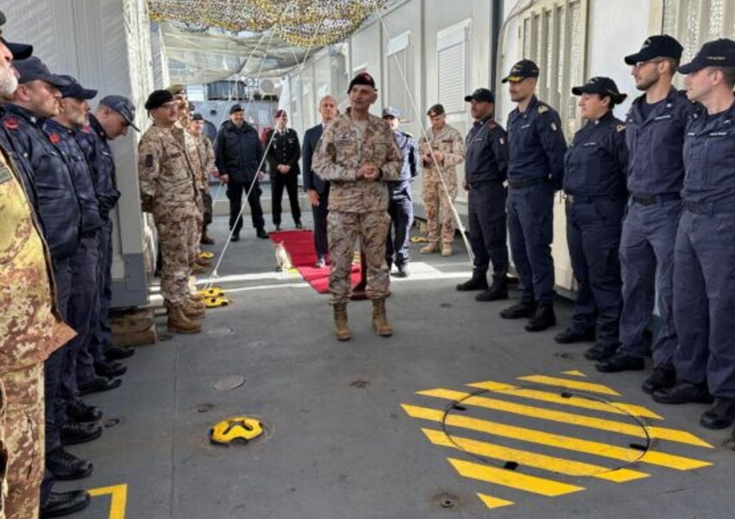 Le  Chef d'Etat Majeur italien Luciano Portolano à son arrivée à Tripoli (Libye)