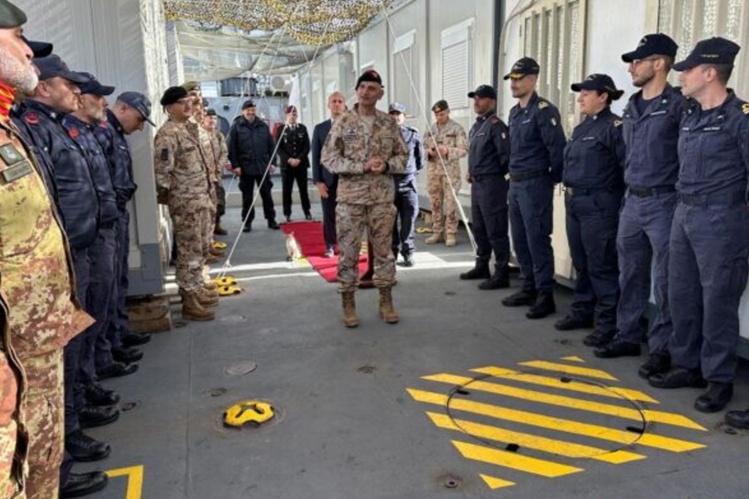 Le  Chef d'Etat Majeur italien Luciano Portolano à son arrivée à Tripoli (Libye)