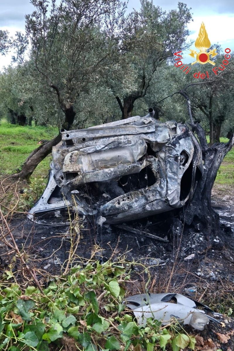 Auto prende fuoco dopo un incidente, muoiono 2 ragazze a Catanzaro