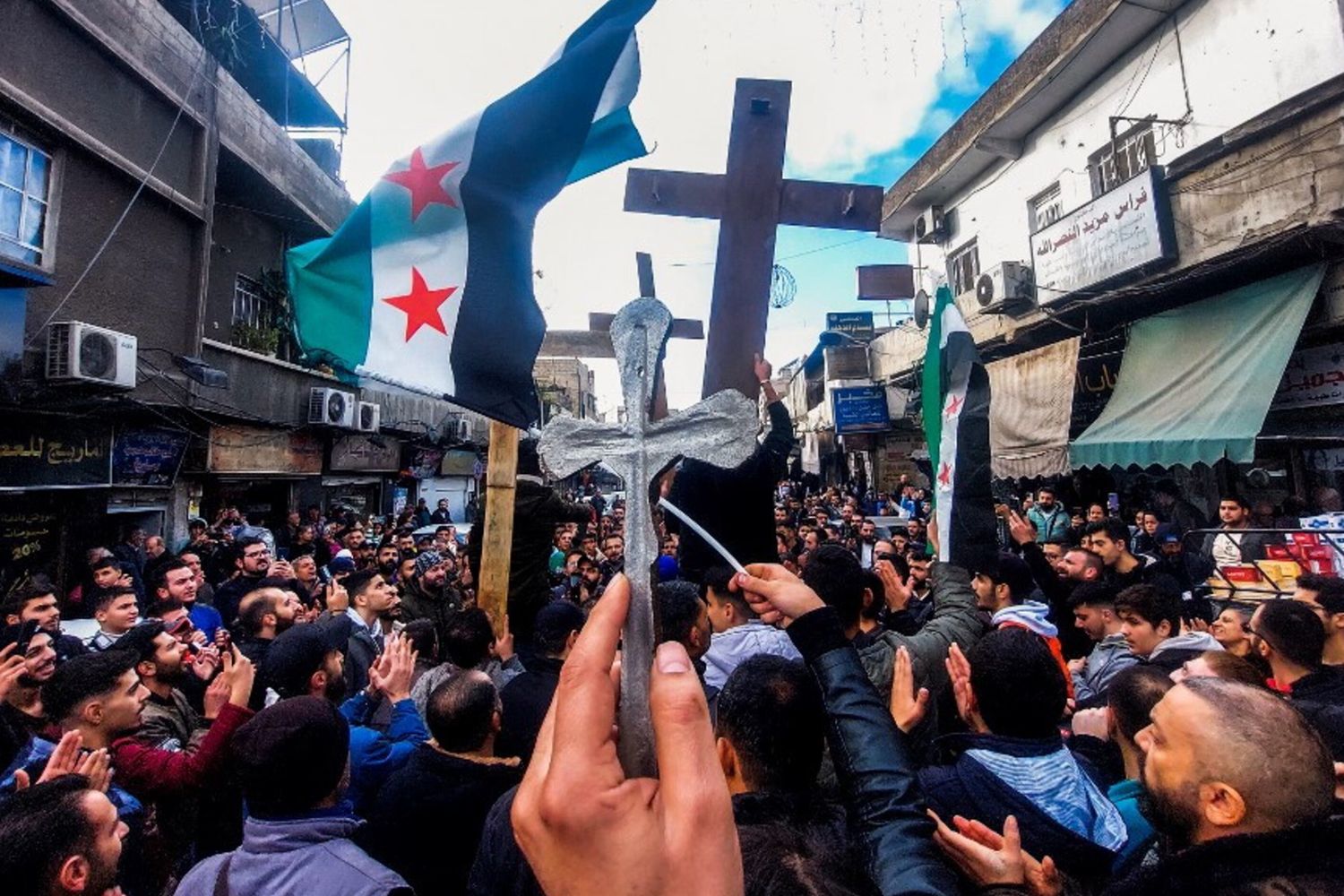 Fiamme a un albero di Natale. Scoppia la rabbia dei cristiani, in centinaia manifestano a Damasco