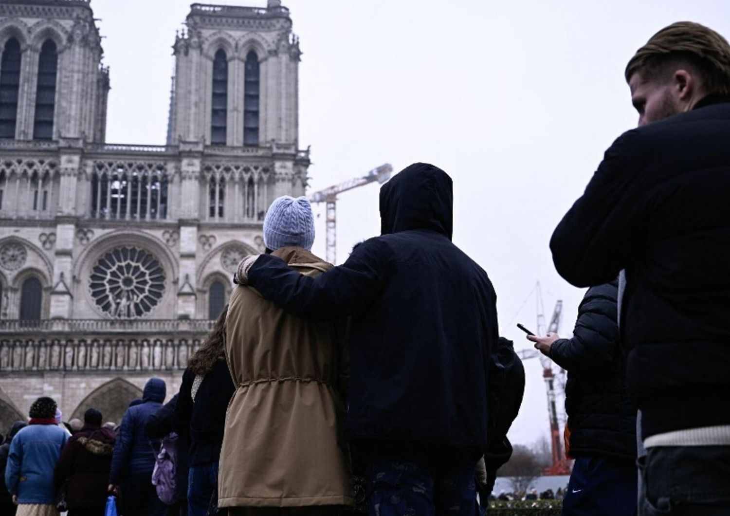 notre dame de paris ospita prime messe natale dopo incendio 2019