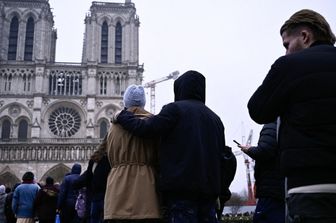 notre dame de paris ospita prime messe natale dopo incendio 2019