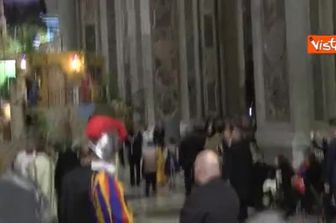 Natale 2024, Papa Francesco depone il Bambino Gesù nel presepe della Basilica di San Pietro