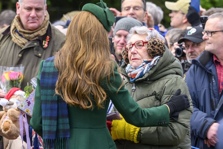 Kate abbraccia una donna malata di cancro