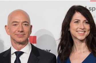 Musk critica la ex di Bezos, "fare troppa beneficenza non va bene"