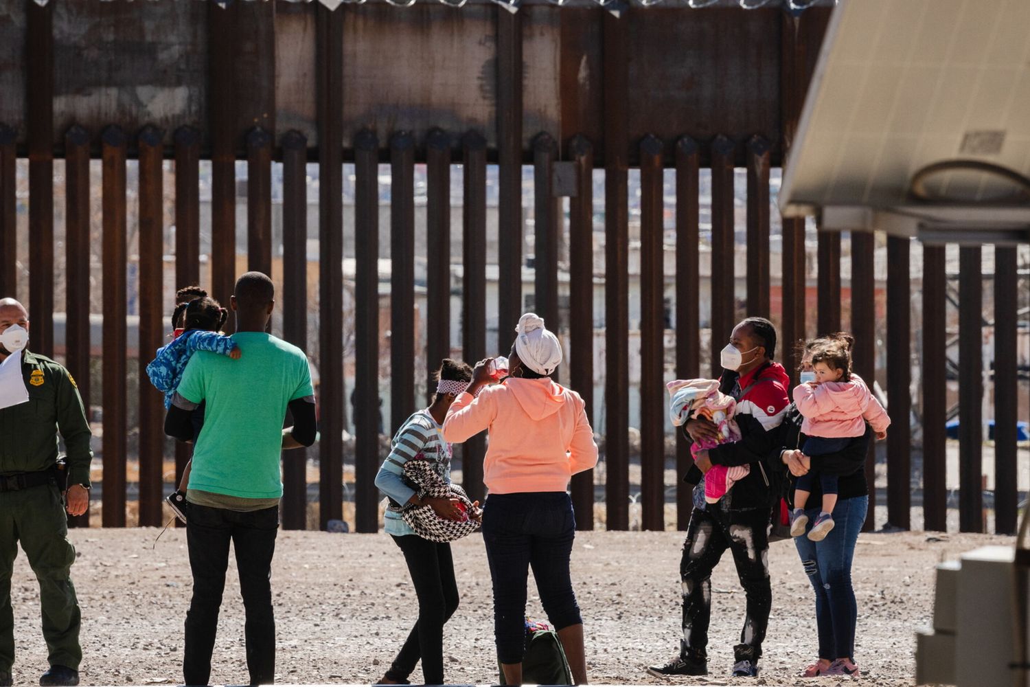 Migranti al muro con il Messico